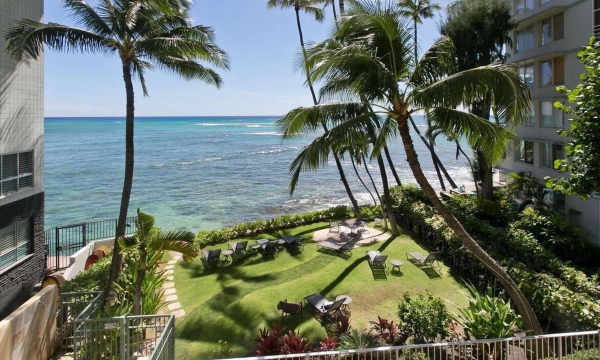 Diamond Head - Kapahulu - St. Louis Condo | 1-Br Oceanview Diamond-Head Condo. Steps to Beaches. Oahu, near Waikiki.