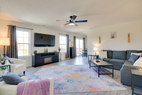 Fulton House | 2 Mi to Dtwn Fulton: 'Meadowlark' Home w/Deck!