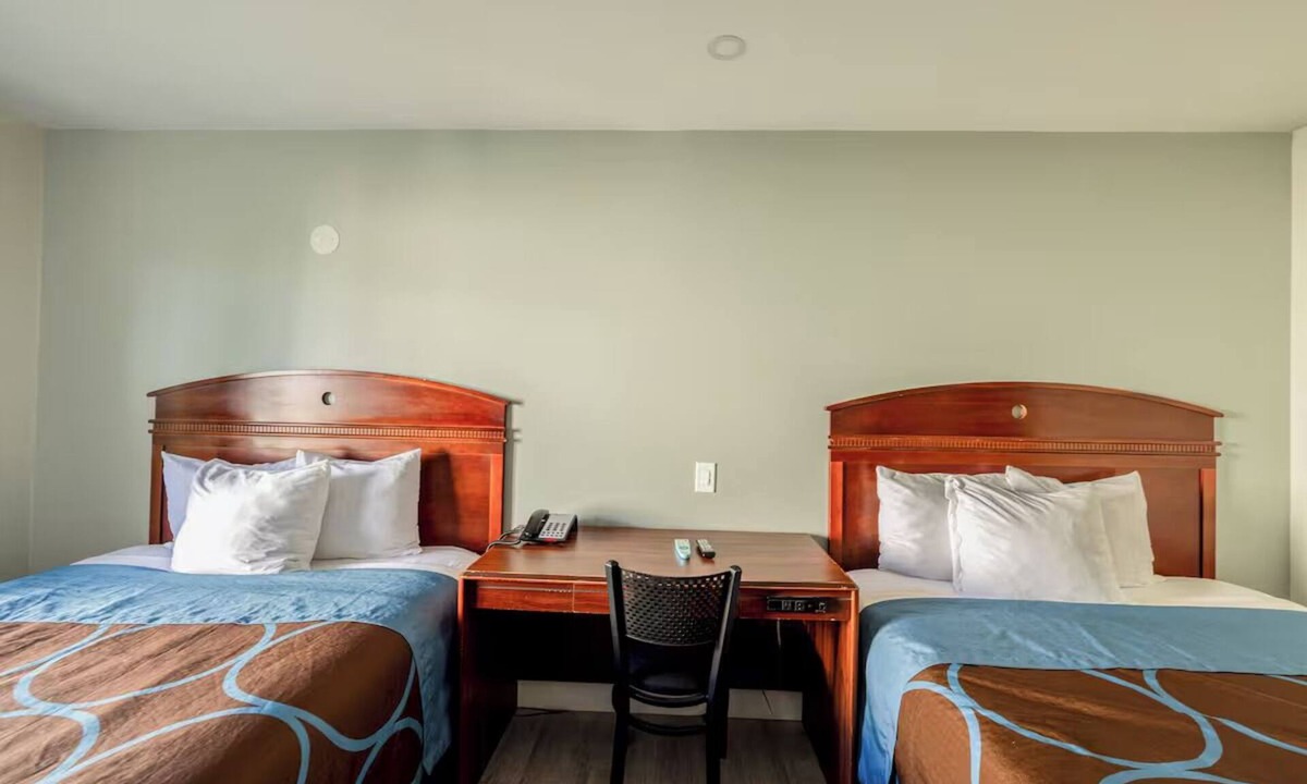 Barstow Hotel | 2 Queen Beds Nostalgic Room Perfect for Couples or Solo Traveler - 3 Rooms