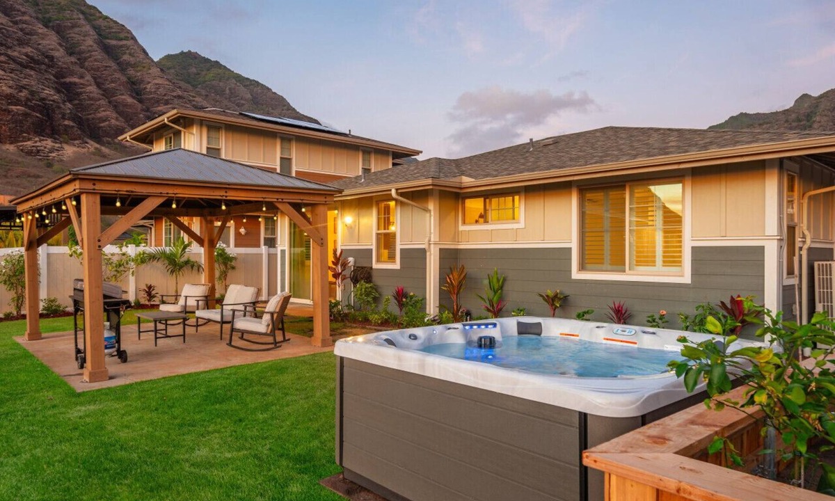 Makaha Valley House | 3 Bdrm, Near Beach, Sngl LVL, Pool/Spa, Gym, BBQ