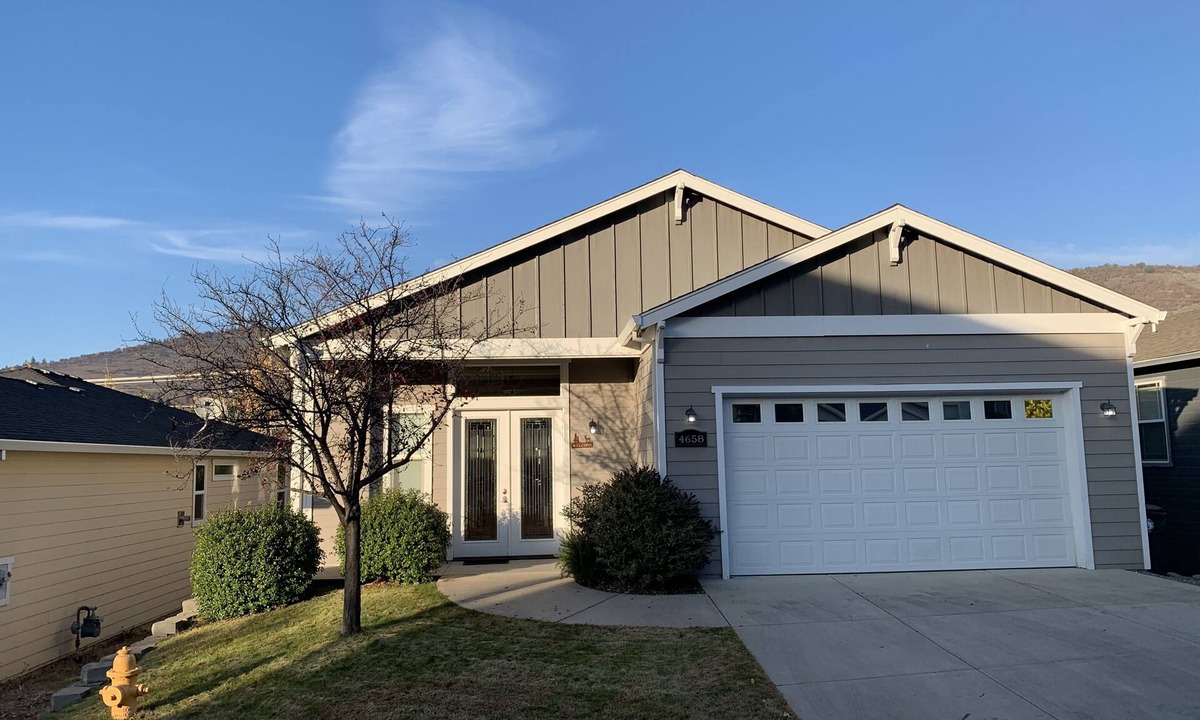 Medford House | 3 bedrooms with king beds, 2.5 bathrooms. 2146 sq ft house in east Medford.
