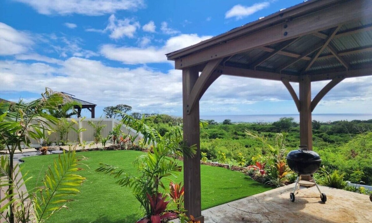 Makaha Valley House | 4 BDRM, Near beach, Free Prking, HotTub, Pool, Gym