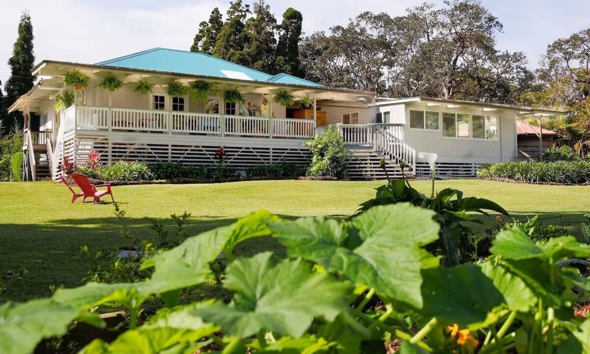 Volcano House | Aloha Junction Guesthouse Suites, stay and explore Kilauea Volcano Hawaii.