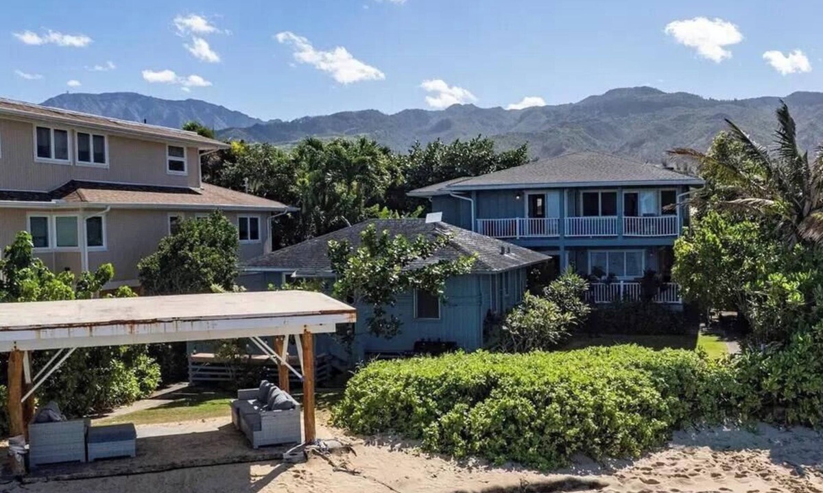 Waialua House | BEACHFRONT. Rare find in Waialua with AC and your own private beachfront lanai.