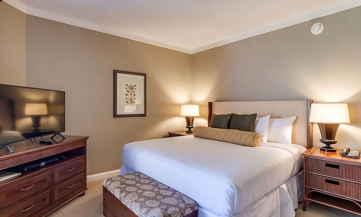 Honokowai Hotel | Beachfront Retreat: Elegant Views w/Full Kitchen. Onsite Free Parking and Pool!