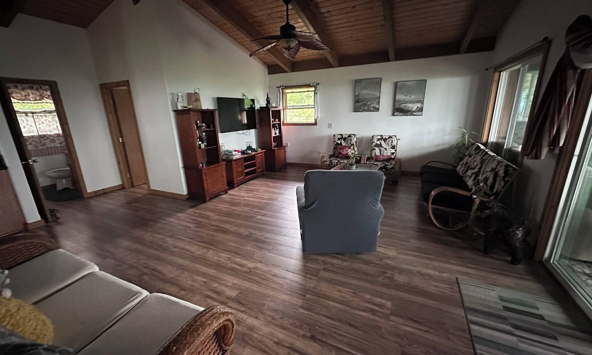 Discovery Harbour House | Beautiful 3-bedroom house in soothing Naalehu for your getaway