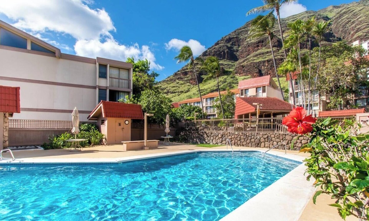 Makaha Valley House | Bright Airy Condo in Makaha - 5 mins from the beach!
