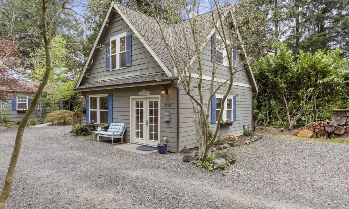 West Hills House | Bungalow By the Bay Saltwater Retreat For 2 guests