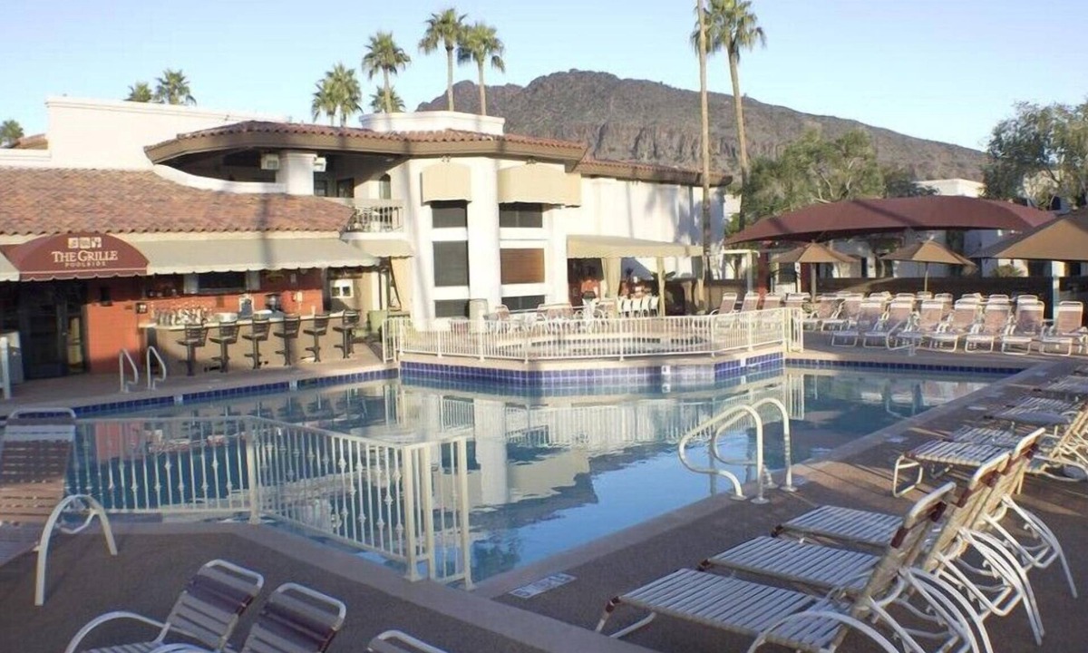 Arcadia Condo | Camelback Elegant 3BR Condo with Outdoor Pool Bar
