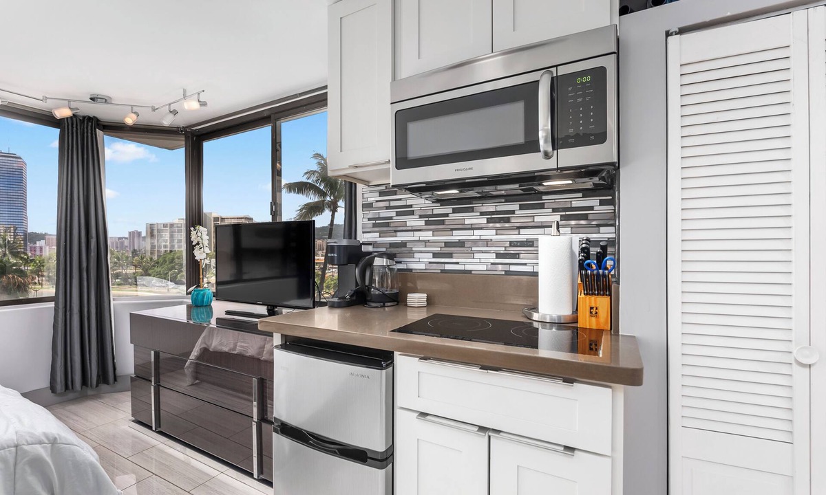 Waikiki Apartment | Canoe Palms Waikiki Pool, Hot Tub, Gym, WiFi, AC