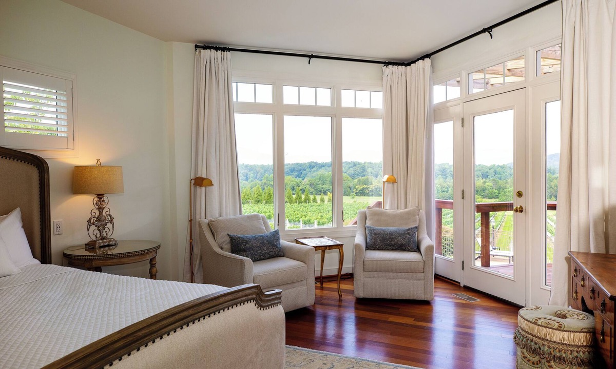 White Hall Bed & Breakfast | Classic Deluxe Room at The Inn at Stinson Vineyards