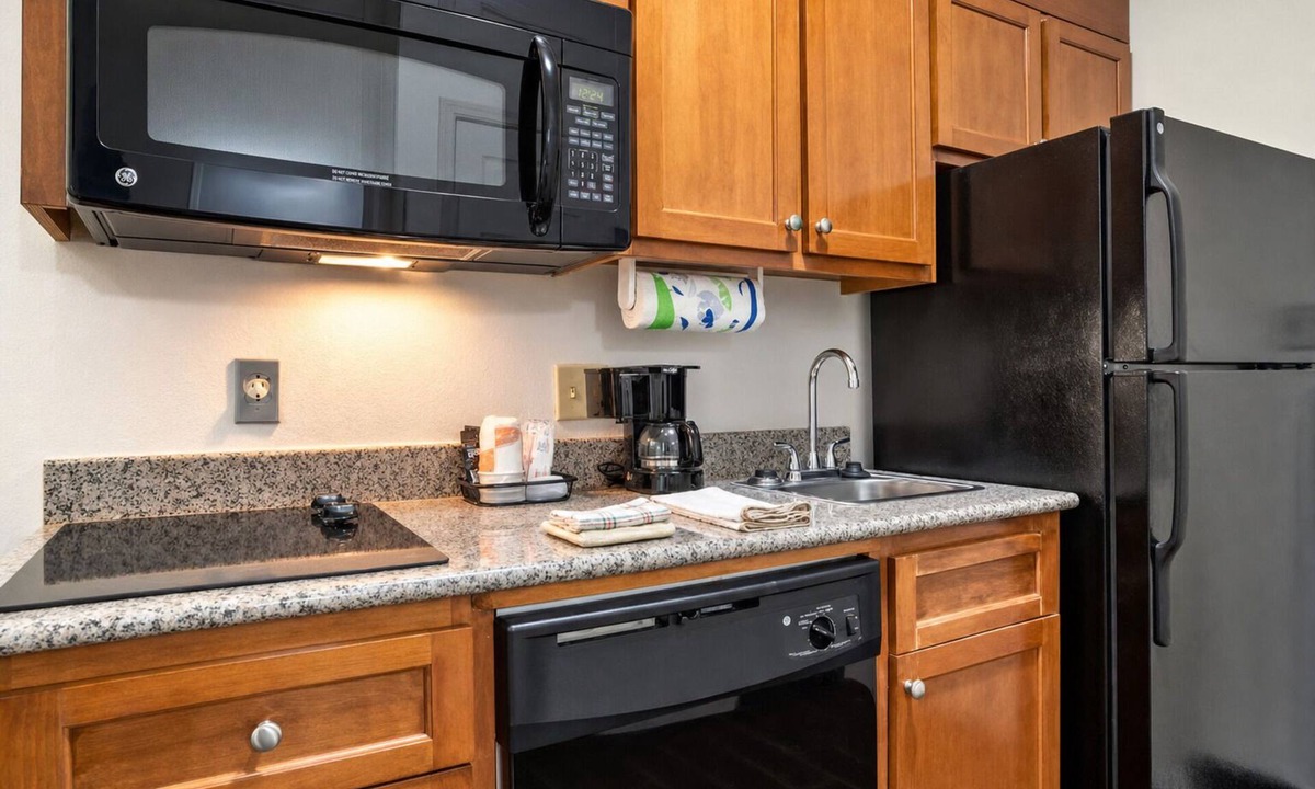 Denham Springs Hotel | Comfortable Family Suite w/Kitchenette Near Shopping & I-12 Corridor - 2 Units