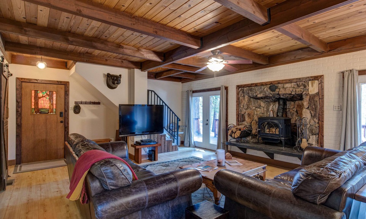 Arnold Cabin | Cozy 4 bedroom Cabin with Hot Tub & EV charger in Blue Lake Springs
