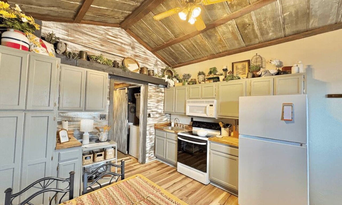 Clinton Cottage | Cozy, Private Retreat - Close to the Lake - Views, Fishing, Kayaks, Games & MORE