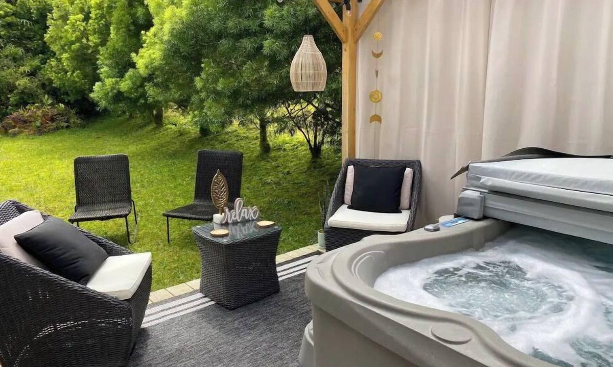 Royal Hawaiian Estates Apartment | Cozy Rainforest Retreat with Private Hot Tub, 5 mins to Volcanoes Natl Park