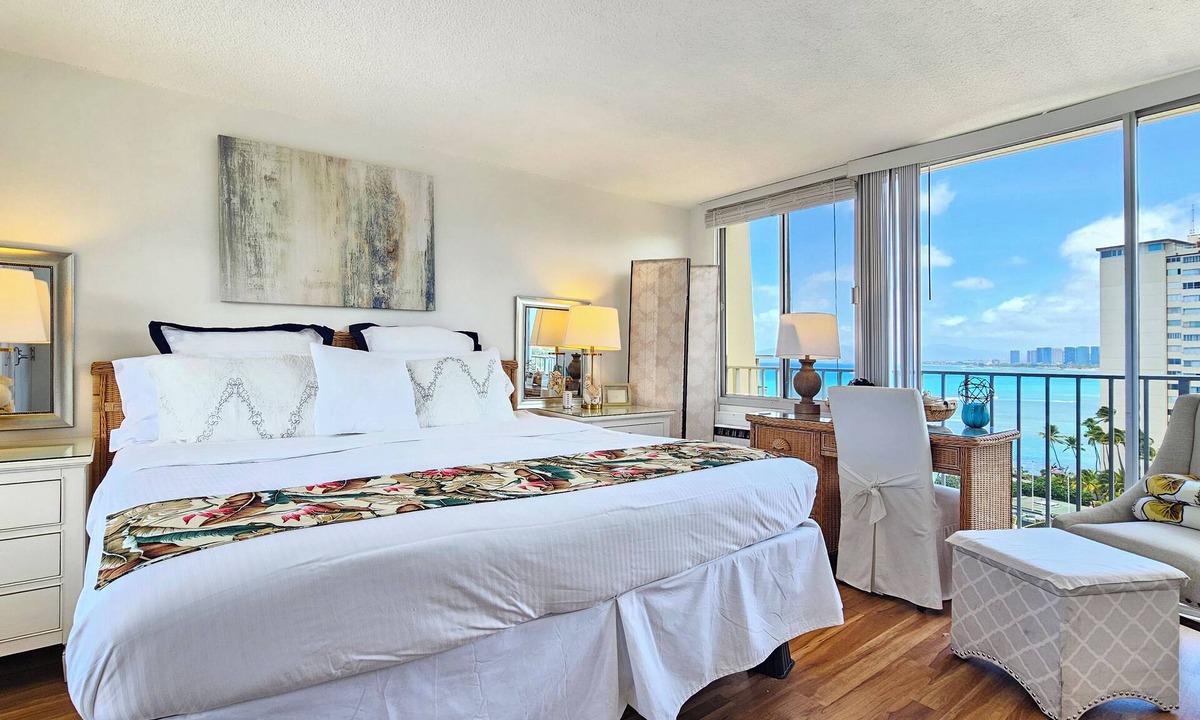 Diamond Head - Kapahulu - St. Louis Apartment | Diamondhead Beach Hotel PH02/King Bed Studio, Gold Coast Penthouse Paradise