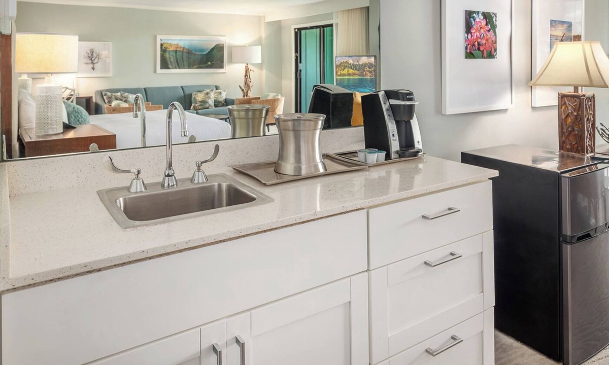 Hanamaulu Hotel | Discover a Beachfront Escape in Picturesque Kauai