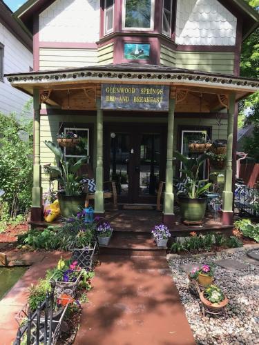 Glenwood Springs Bed & Breakfast | Downtown B&B with Jacuzzi
