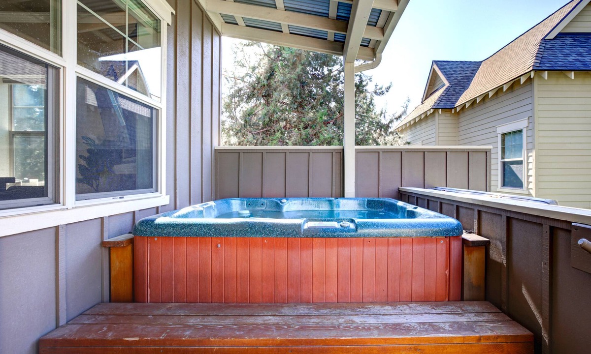 Redmond House | Eagle Crest Desert Sky Retreat - HOT TUB, Dogs OK
