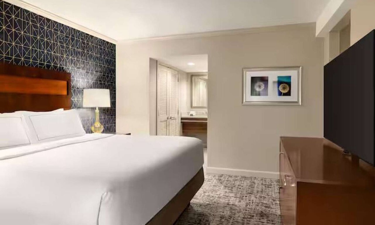 Green Tree Hotel | Easy Access To Downtown + Free Parking&Restaurant