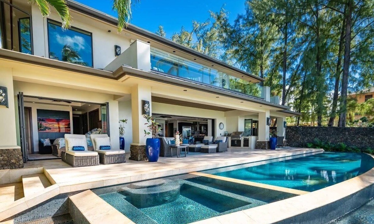 Halama Street Villa | Enjoy great ocean views & whale watching as humpback whales along the coastline.