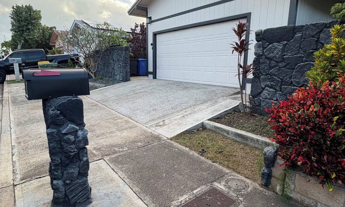Village Park House | Enjoyable 3-bedroom house with AC in Wonderful Kunia