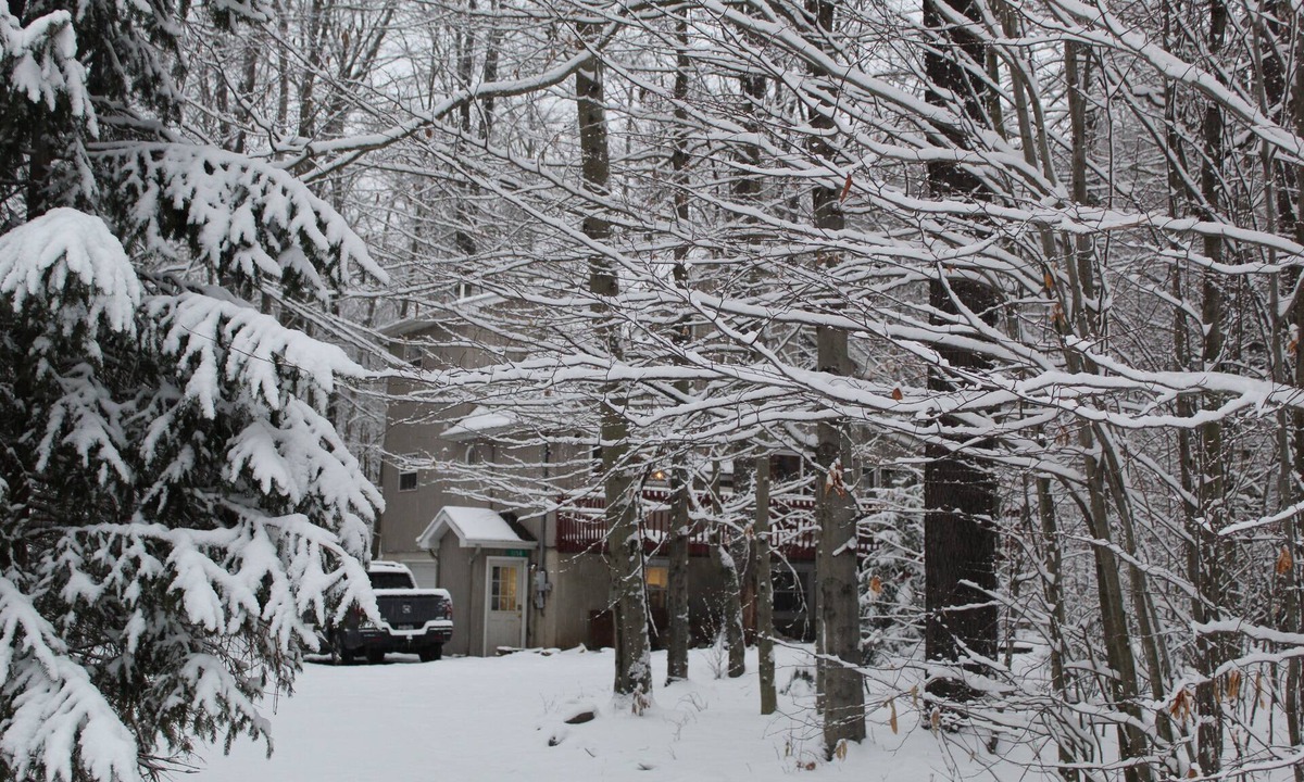 Pocono Lake Ski Chalet | Entire Chalet, privacy and safety gated community best of Poconos