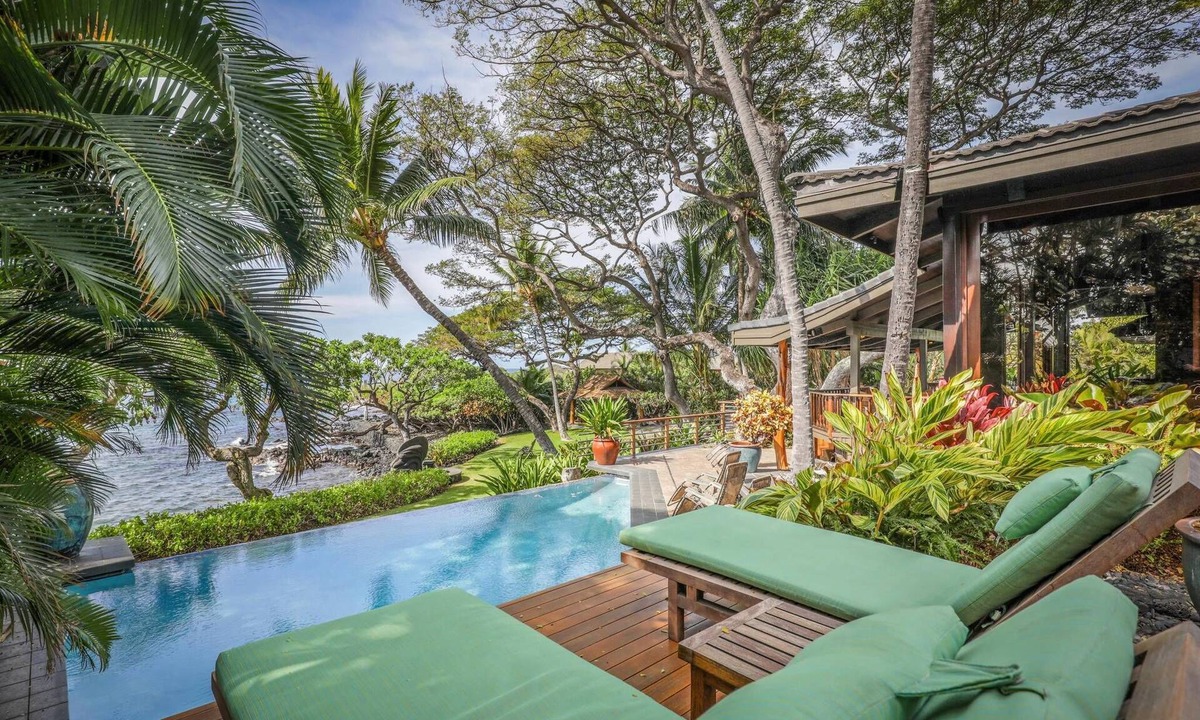 Kahaluu-Keauhou House | Experience luxury at Hale Alii Honu Kai in Kailua Kona—3BR, pool, and space for 9.