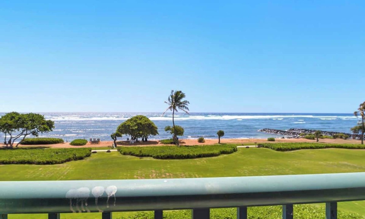 Wailua Condo | G301 - Extra Large Ocean View Corner Suite in Kapaa, Steps to Beach, AC, Pool!