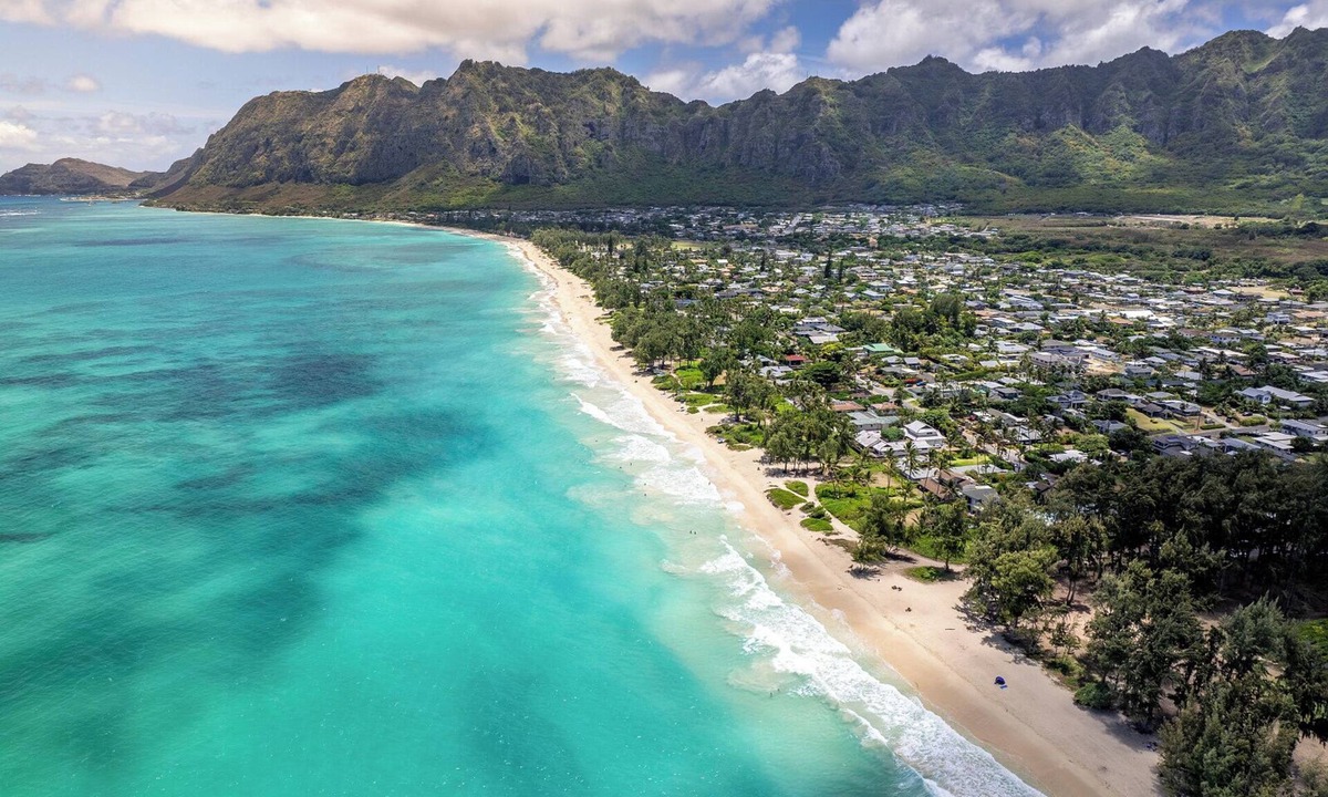 Waimanalo Beach House | Great Price! 3800sf 7 rooms 4 baths Huge Gated House Steps from Waimanalo Beach