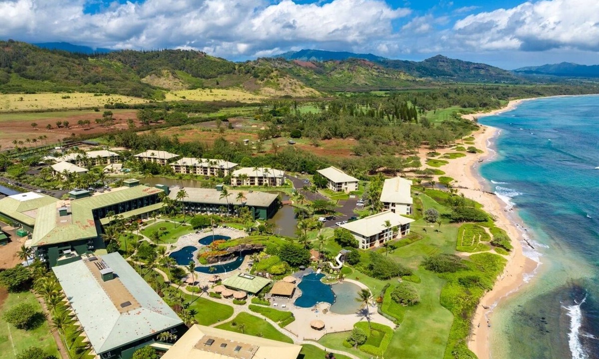 Hanamaulu Resort | Ground Floor Pool Garden Lanai. 4 Star Beachfront Resort. King Bed. AC.