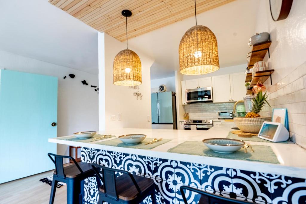 Historic Kailua Village Apartment | Hawaii Lifestyle Design Condo l Pool l Near Beach l AC l Free Parking l Sleeps 6