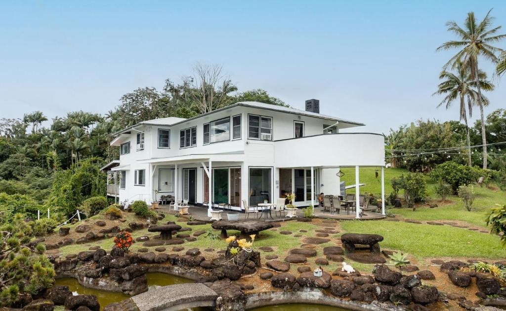 Hilo House | Hilltop Legacy Vacation Rental