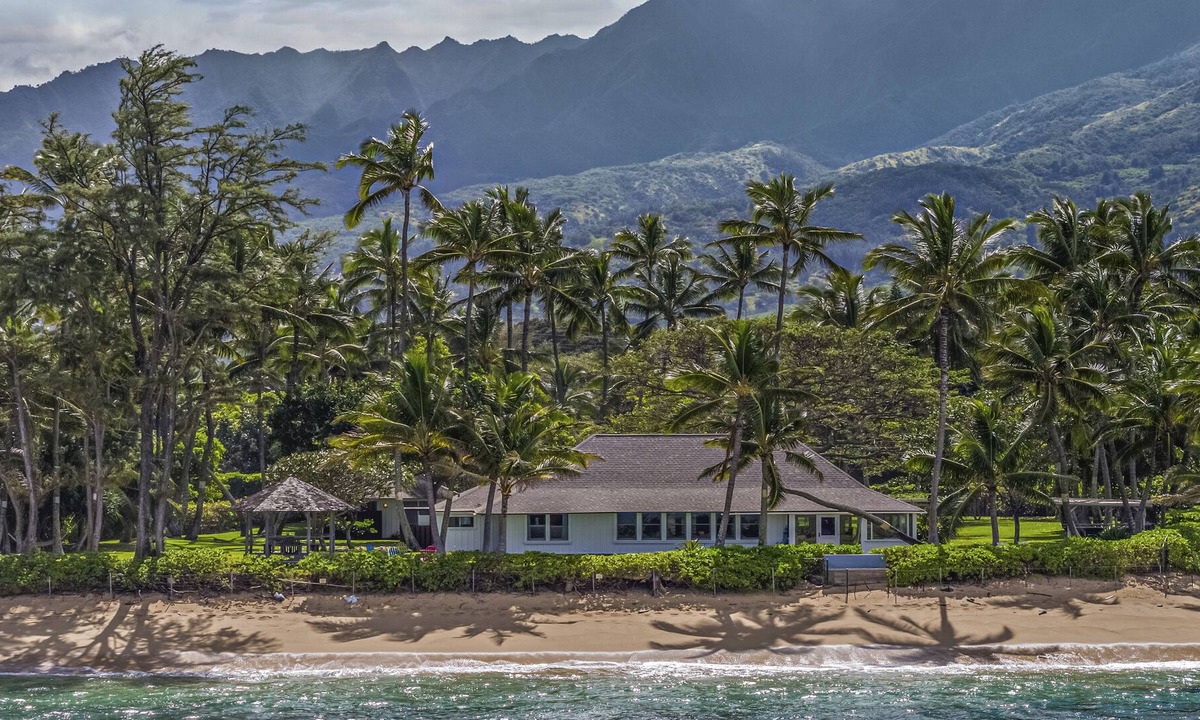 Mokuleia House | Historic Hawaii Beachfront Estate w/ Modern Design