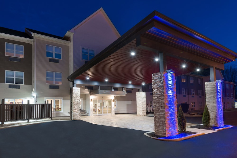 Summit Station Hotel | Holiday Inn Express & Suites - Columbus Airport East, an Ihg Hotel