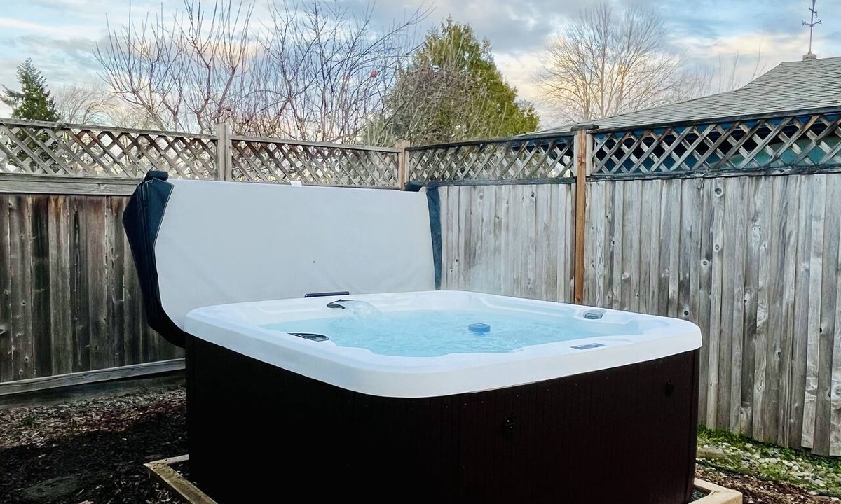 Friendly House | Hot tub Game Room Arcade AC near UofO, Hayward Field & Matt Knight