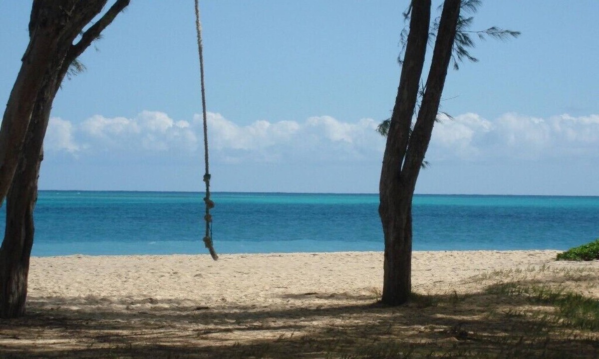 Waimanalo Beach Apartment | If You Like Crowds, Don't Stay Here !.Sleeps 2 - Walk to Beach!