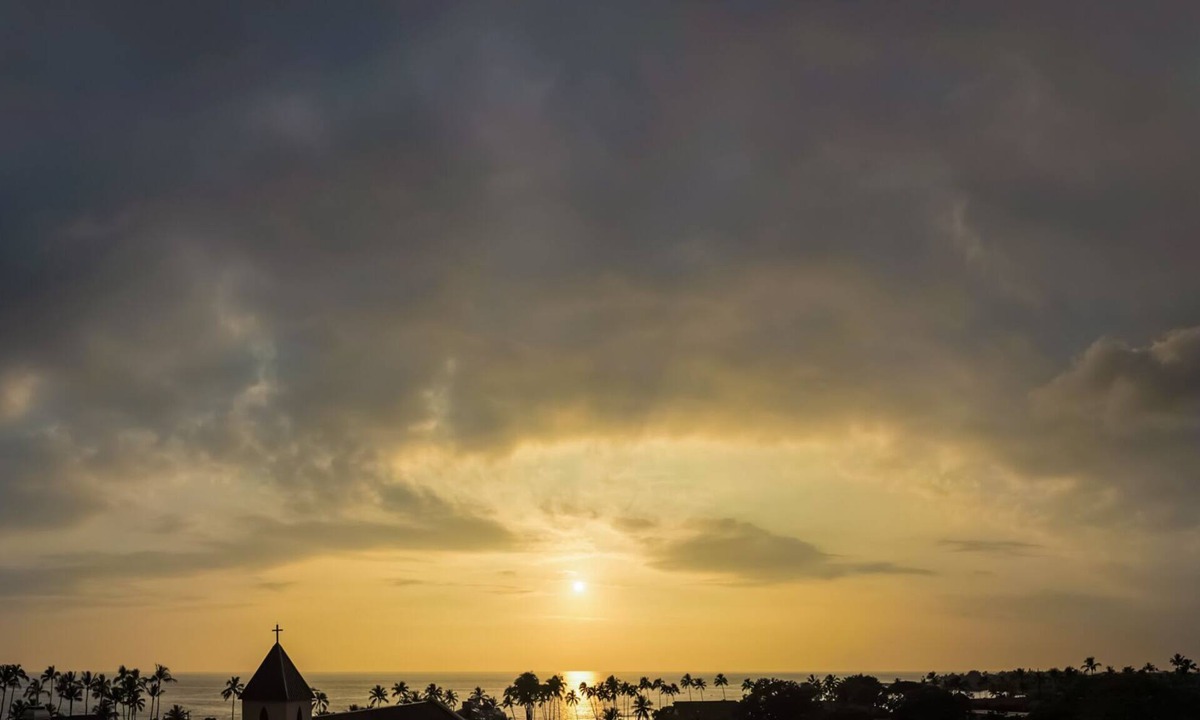 Historic Kailua Village Condo | Kona Oceanview Penthouse in Kailua Village - Best Ironman location/Kona view!