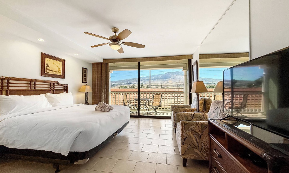 Historic Lahaina Front Street Condo | Lahaina Studio: Beachfront, Mountain View, Hot Tub