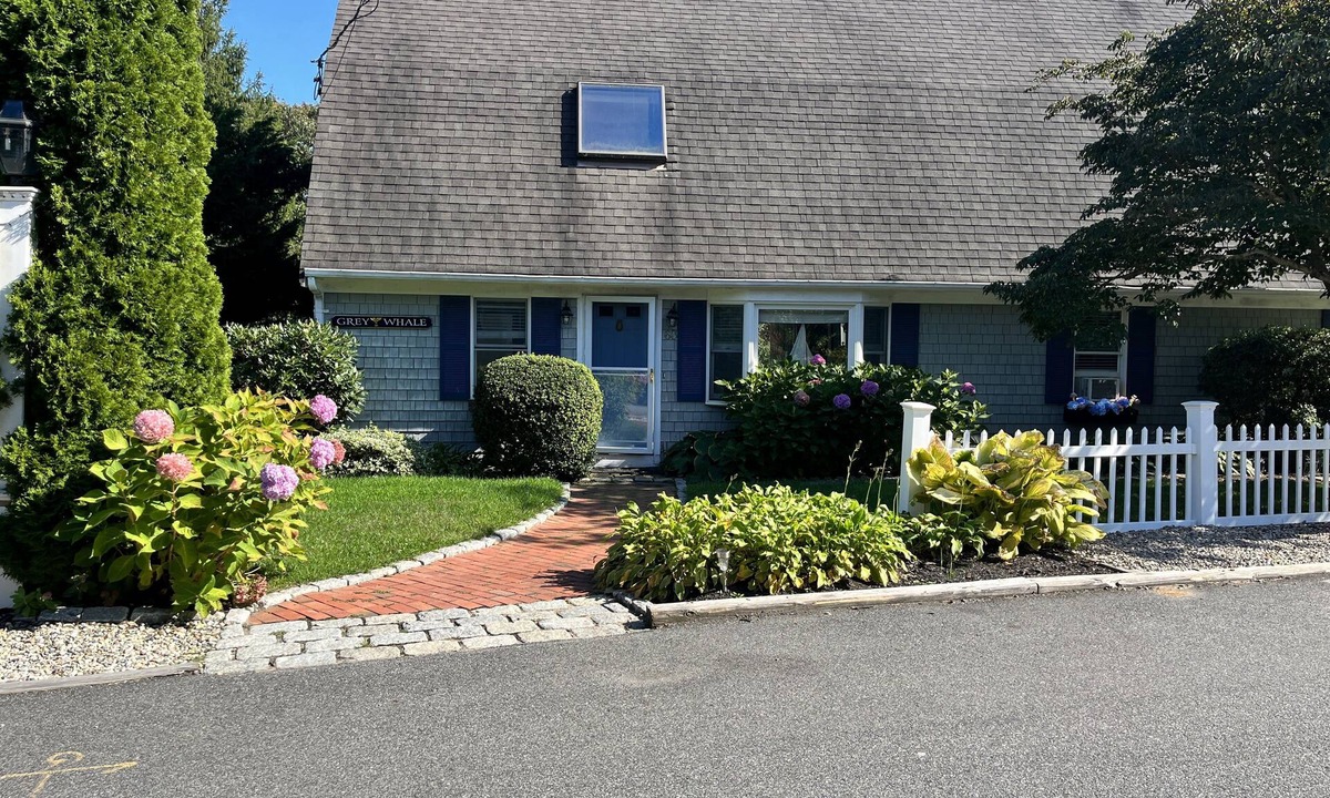 Cotuit House | Large 7 bedroom, 5 bath house one and a half blocks from the beach