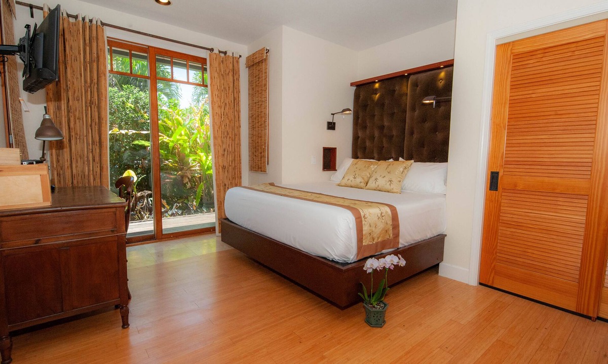 Bayview Condo | Love Nest - Luxury Studio in tropical gardens with koi ponds, waterfalls
