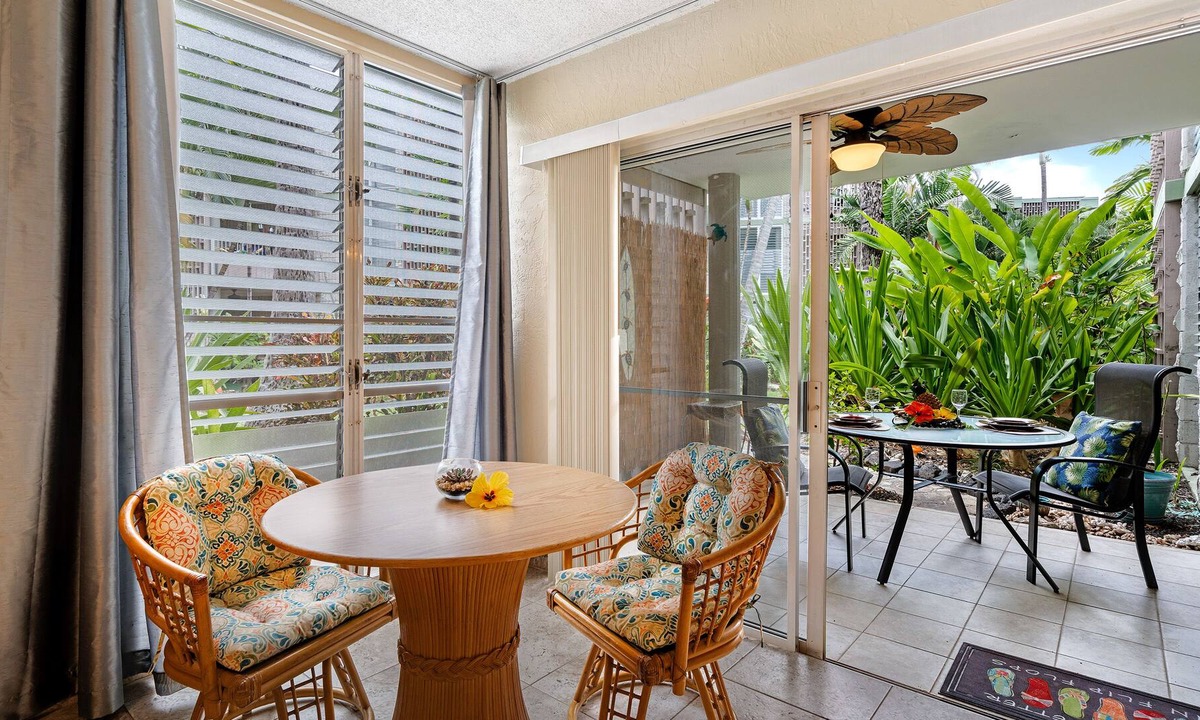 Kailua-Kona Condo | Lovely oceanfront condo with lanai, pool, grill & washer/dryer
