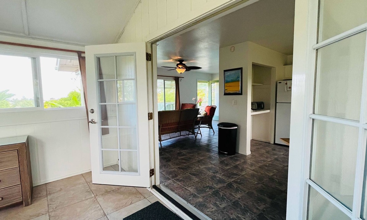 Kehena House | Lovely relaxing home with ocean view and beautiful painted murals