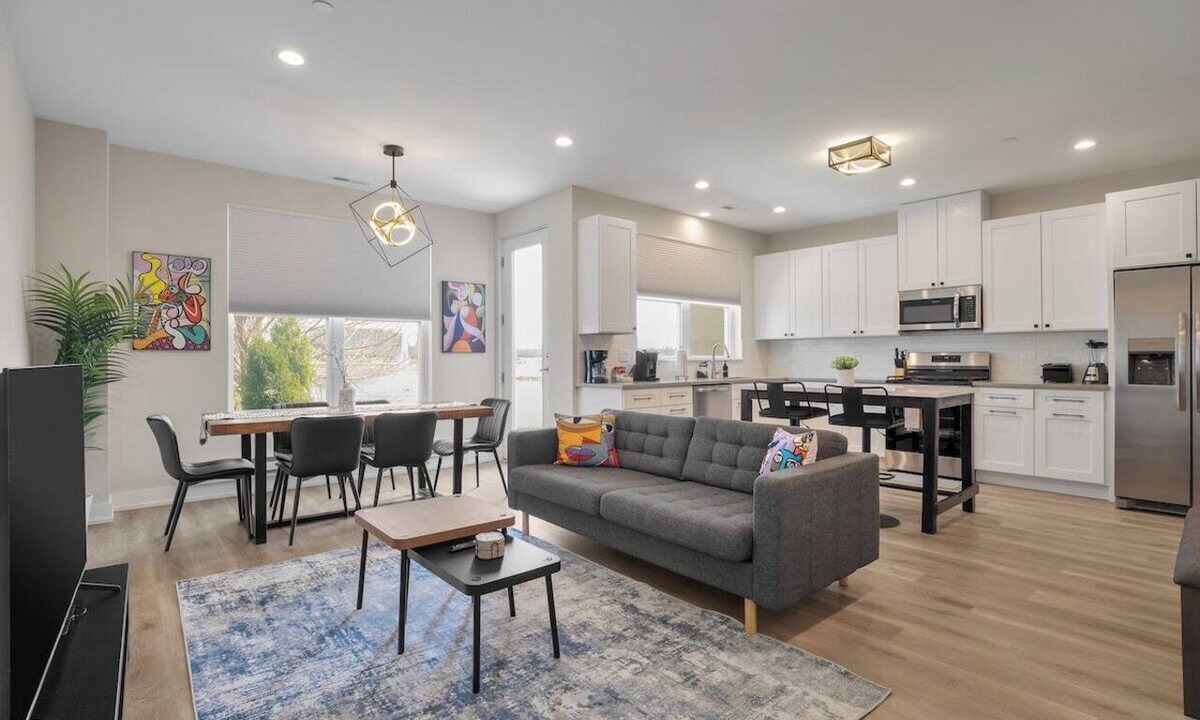 Warrenville Apartment | Luxe Warrenville 4BR | Patio + Pickleball Court