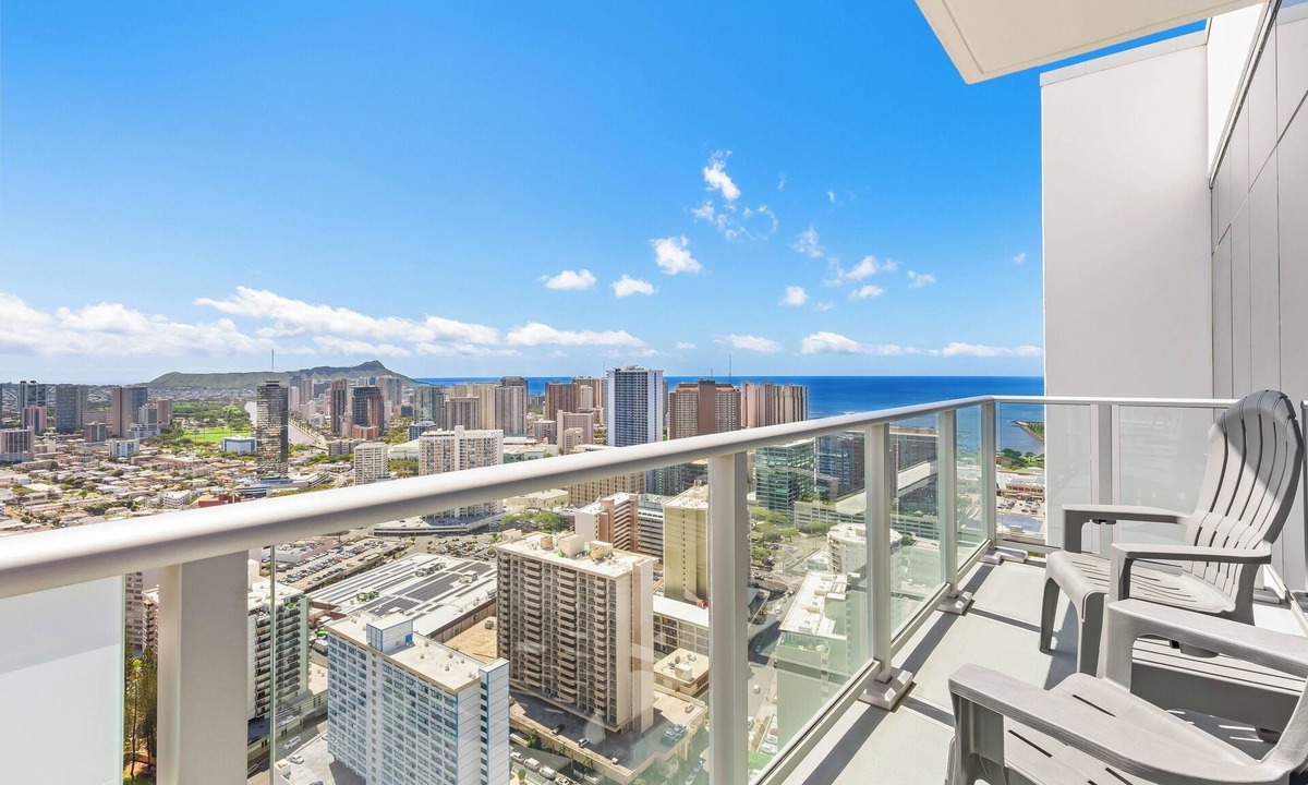 Ala Moana Apartment | Luxury 1-Bedroom Penthouse Overlooking Diamond Head