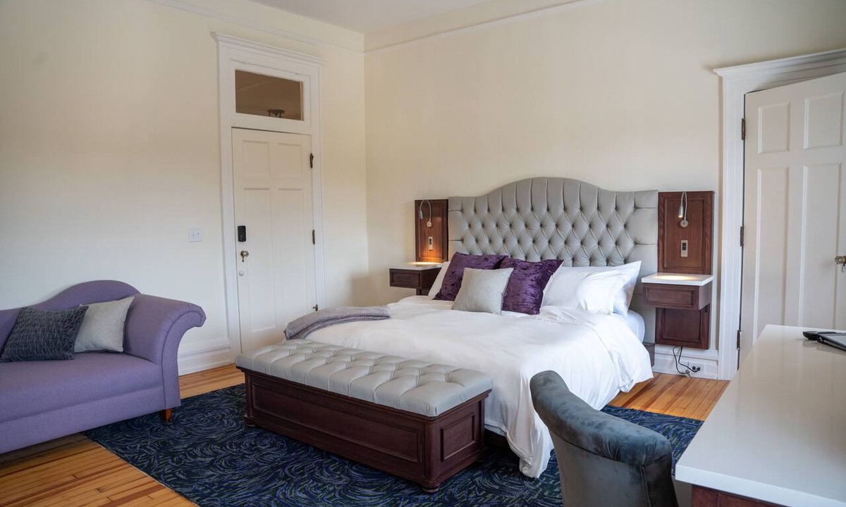 LaGrange House | Margot Suite - Truitt Vanderbilt Club - King room with bath and bistro
