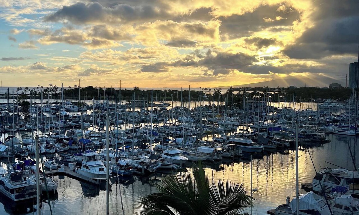 Waikiki Condo | New Decor! Oceanfront, Yacht Harbor, Luxury, Friday Fireworks front row, FAB!