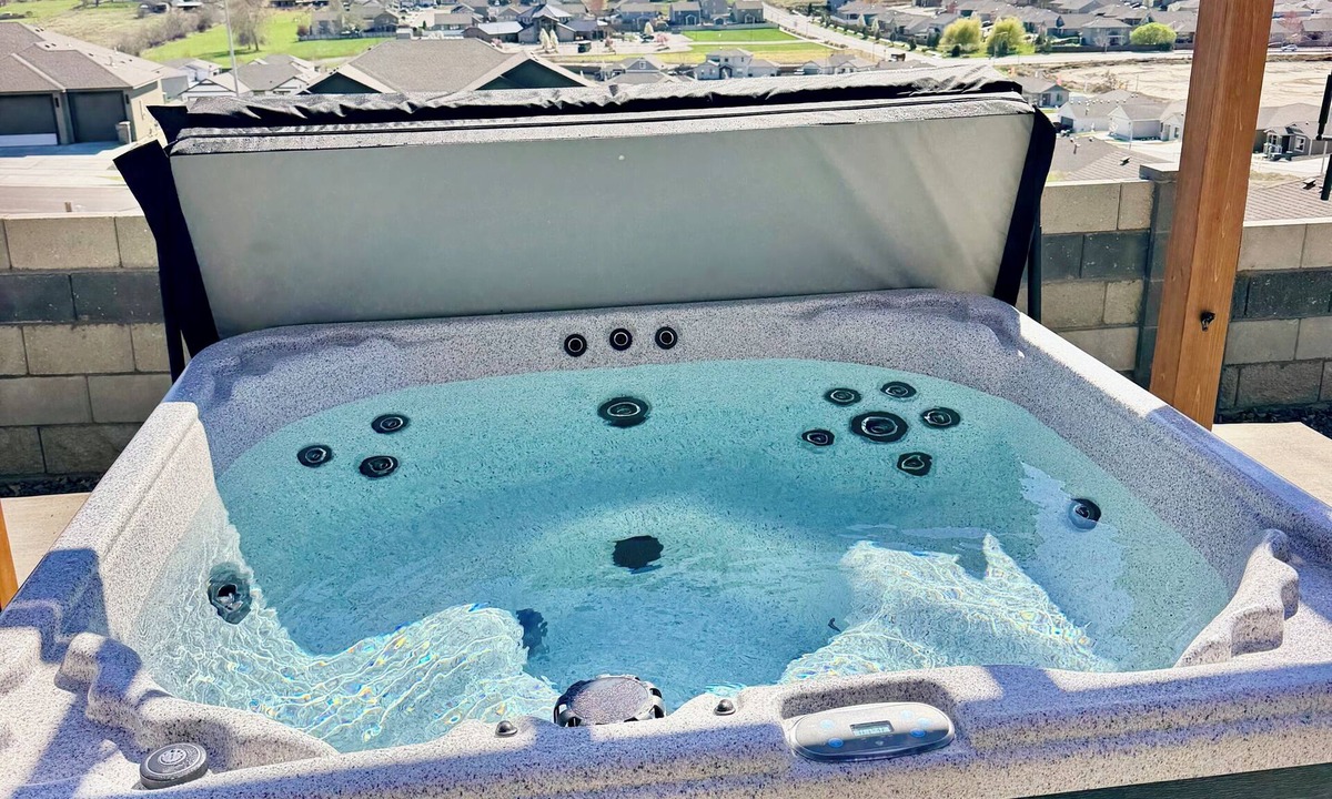 Tri-Cities House | “NEW HOUSE" Outdoor Hot tub & Fire Pit, WELCOME TO CASA LOMA