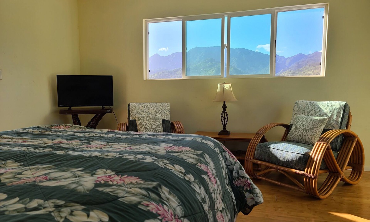 Waialua House | North Shore Tropical Studio with breathtaking mountain views!