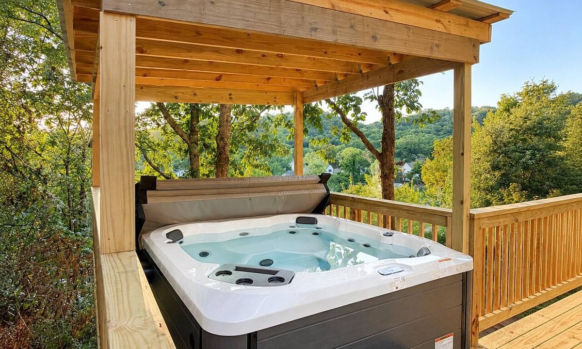 Northside House | Northshore Chattanooga - Hot Tub - Walk to Dining, Publix & Coolidge Park